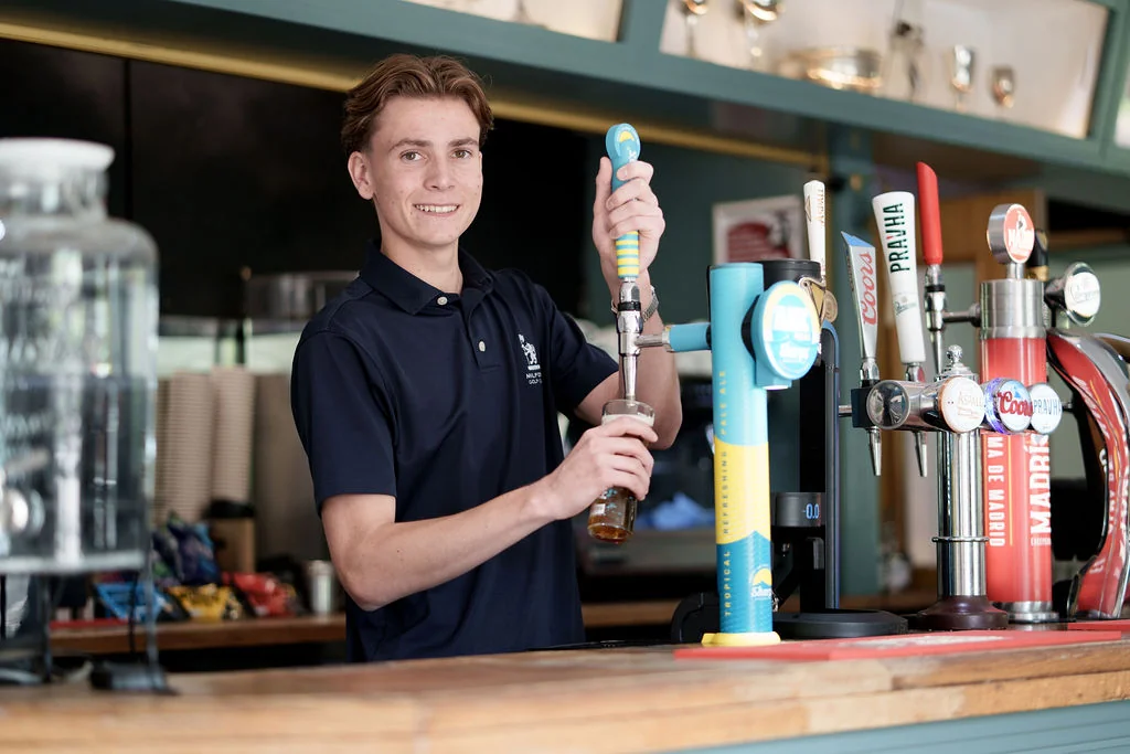 milford-golf-club-friendly-bar-staff